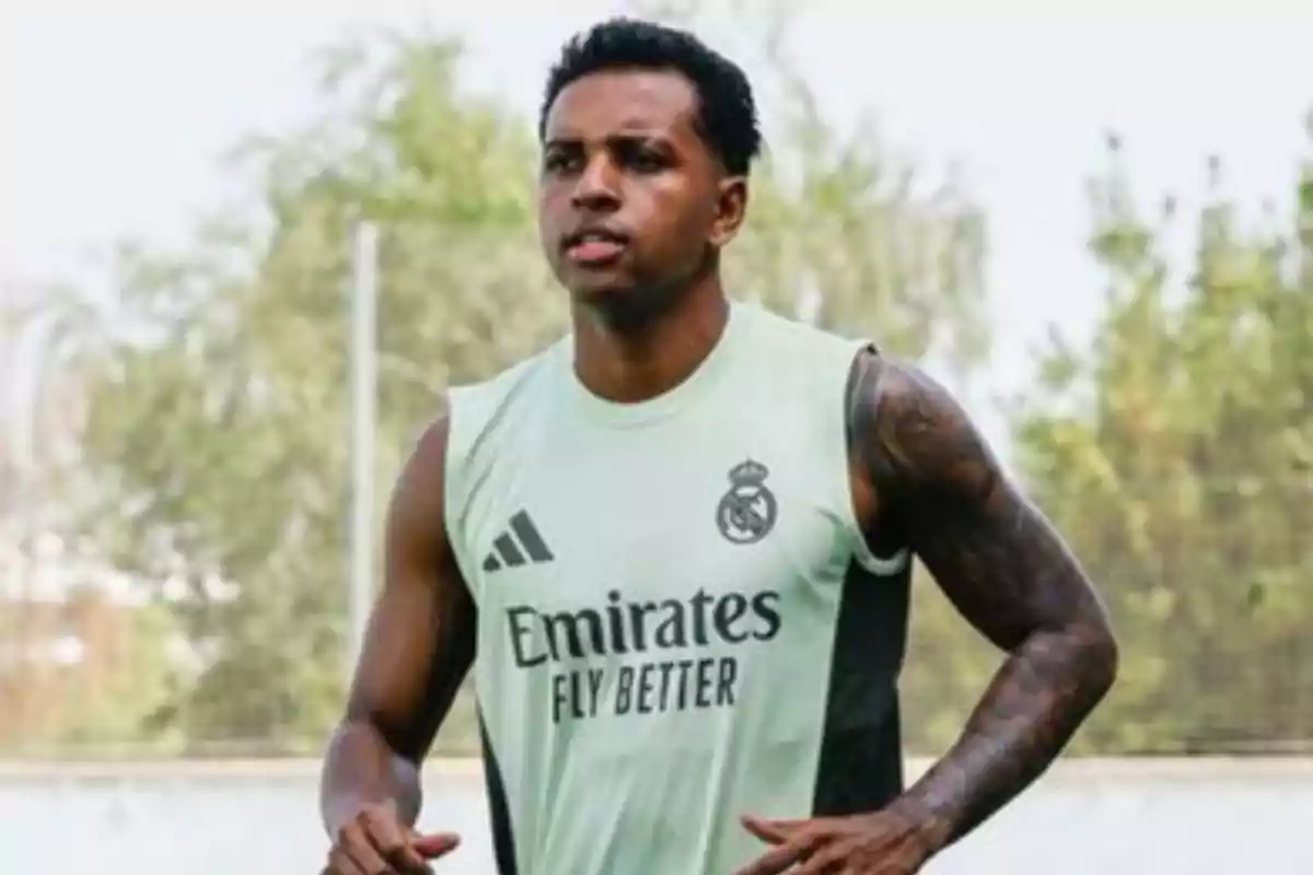 Futbolista entrenando con camiseta sin mangas del Real Madrid en un campo al aire libre Futbolista entrenando con camiseta sin mangas del Real Madrid en un campo al aire libre