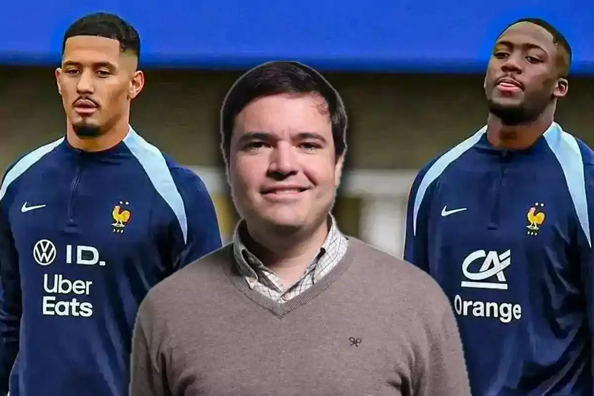 Tres personas posan, dos de ellas llevan ropa deportiva azul de la selección francesa de fútbol y la otra está en el centro con un suéter marrón y camisa clara