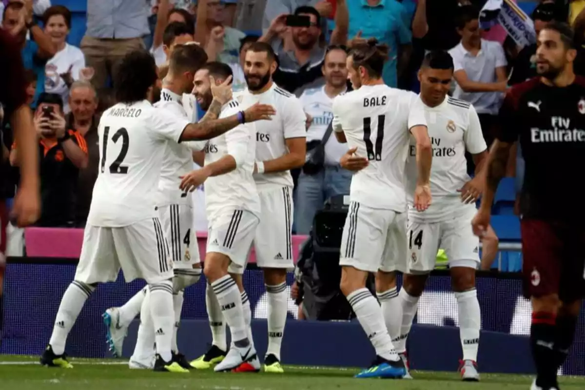 Jugadores del Real Madrid celebran un gol en un partido de fútbol frente a su afición Jugadores del Real Madrid celebran un gol en un partido de fútbol frente a su afición