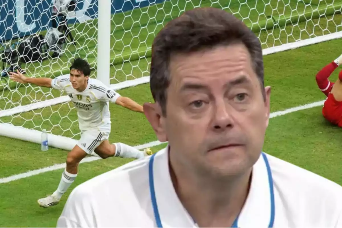 Un hombre con expresión seria en primer plano y al fondo un jugador de fútbol celebrando un gol frente a la portería