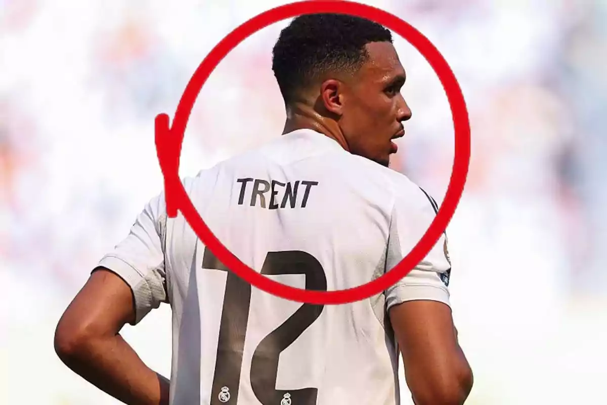 Jugador de fútbol con la camiseta blanca número 12 y el nombre Trent en la espalda, resaltado con un círculo rojo