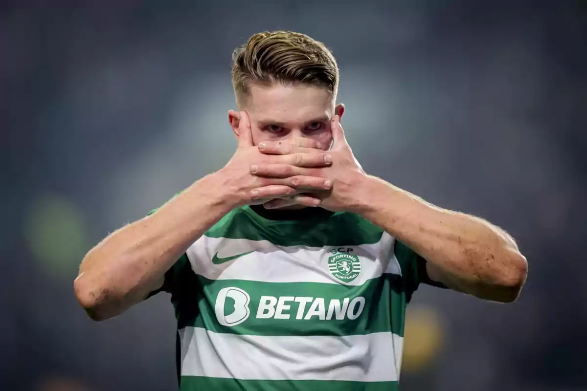 Futbolista del Sporting de Lisboa cubriéndose la boca con las manos durante un partido Futbolista del Sporting de Lisboa cubriéndose la boca con las manos durante un partido