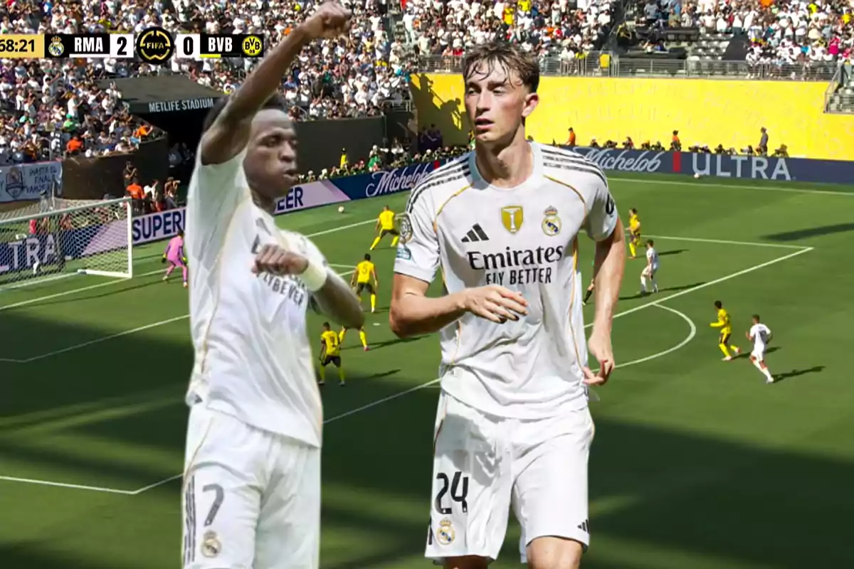 Dos jugadores del Real Madrid celebran en el campo durante un partido contra el Borussia Dortmund con el marcador mostrando 2 a 0 a favor del equipo español