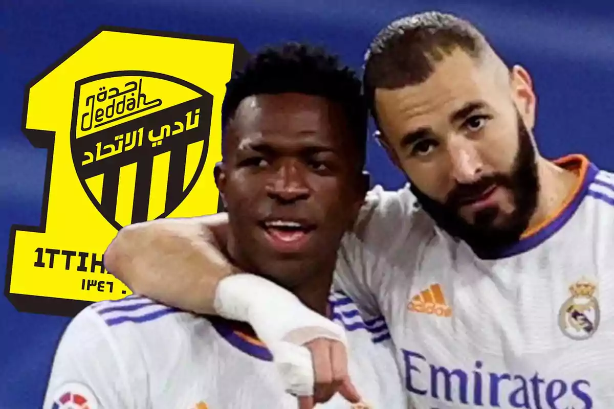 Dos futbolistas del Real Madrid celebran juntos mientras al fondo aparece el escudo amarillo y negro del club Al-Ittihad