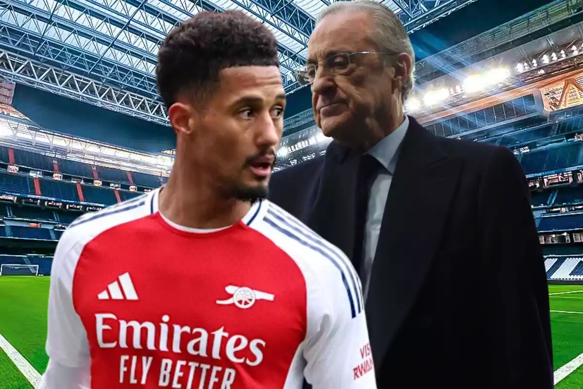 Un futbolista con el uniforme del Arsenal está en primer plano dentro de un estadio mientras un hombre mayor con gafas y traje oscuro aparece al fondo