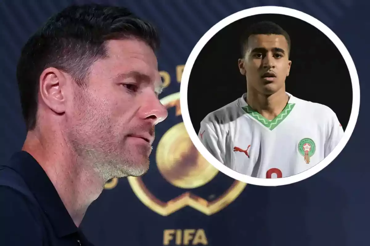 Un hombre de perfil en primer plano con fondo de logotipo de FIFA y un recuadro circular mostrando a un futbolista con uniforme blanco de Marruecos.