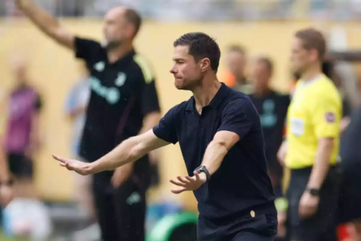 Entrenador de fútbol dando indicaciones en la banda durante un partido Entrenador de fútbol dando indicaciones en la banda durante un partido