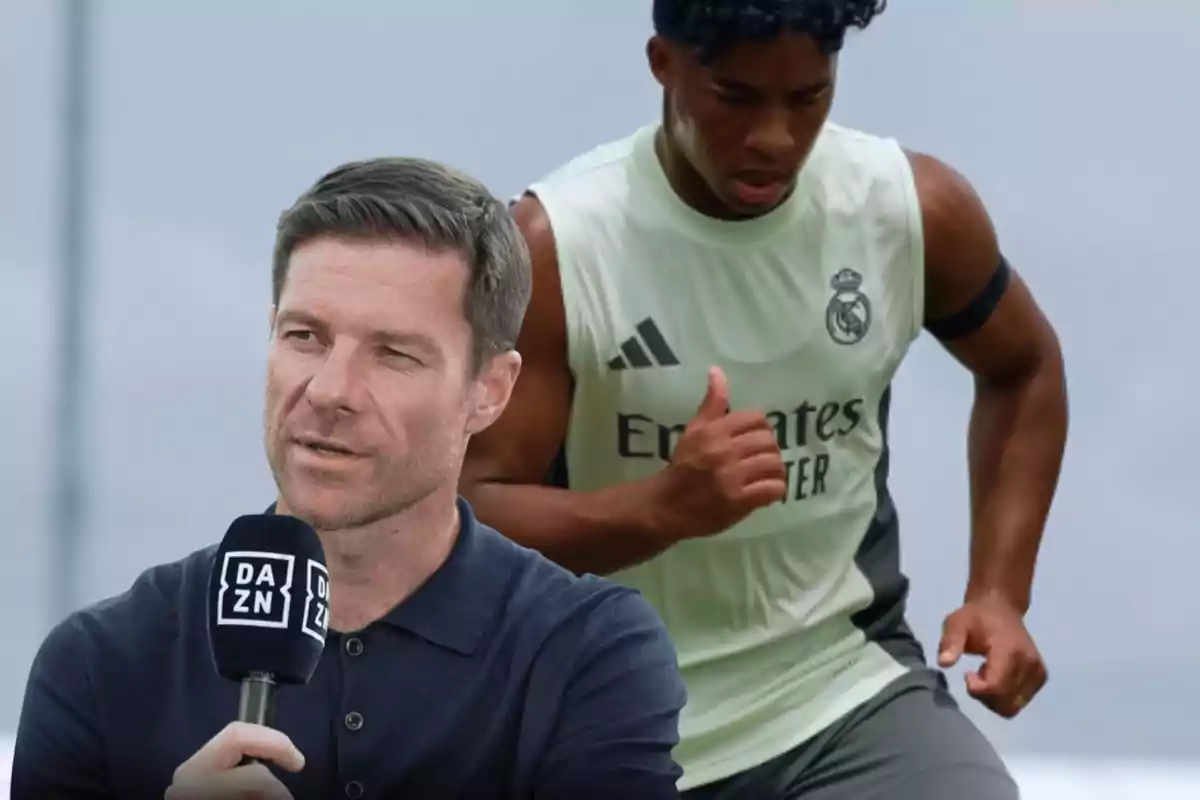 Un hombre sostiene un micrófono de DAZN mientras al fondo un futbolista del Real Madrid entrena corriendo