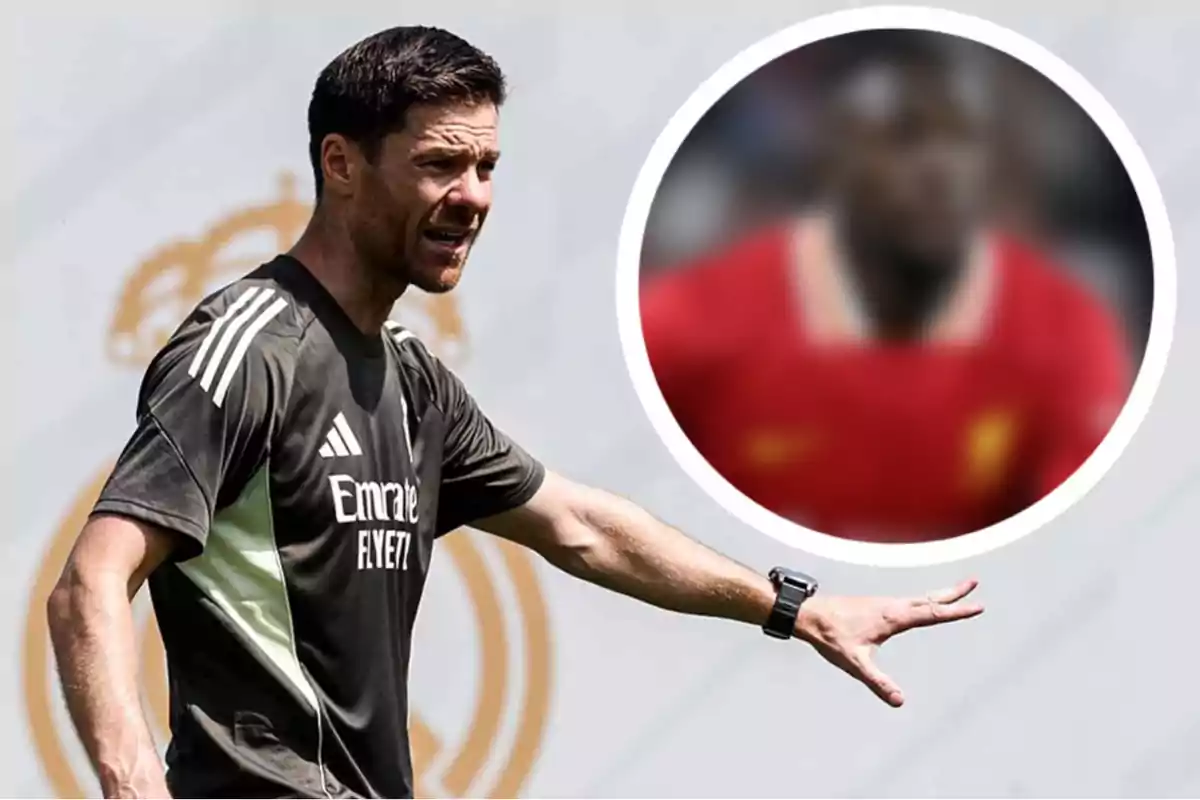 Entrenador de fútbol con uniforme de entrenamiento del Real Madrid señalando con el brazo extendido y un círculo con la imagen borrosa de un jugador con camiseta roja al fondo