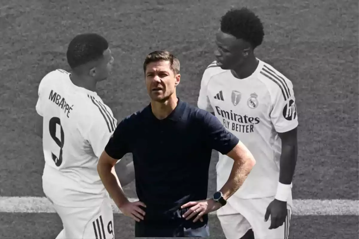Un entrenador de fútbol aparece en primer plano mientras dos jugadores del Real Madrid, uno con el nombre Mbappé en la camiseta, discuten en el fondo del campo