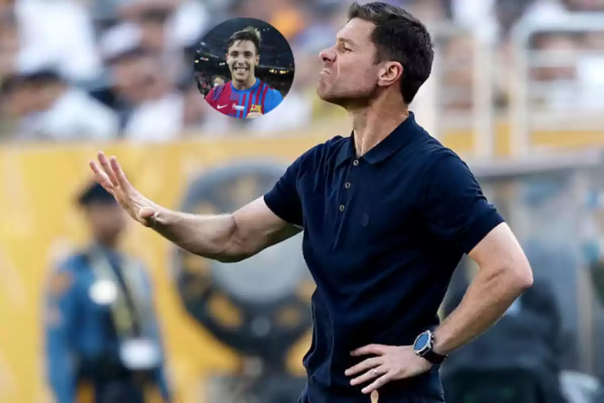 Entrenador de fútbol haciendo un gesto con la mano mientras al fondo aparece la imagen de un jugador sonriendo con el uniforme del Barcelona