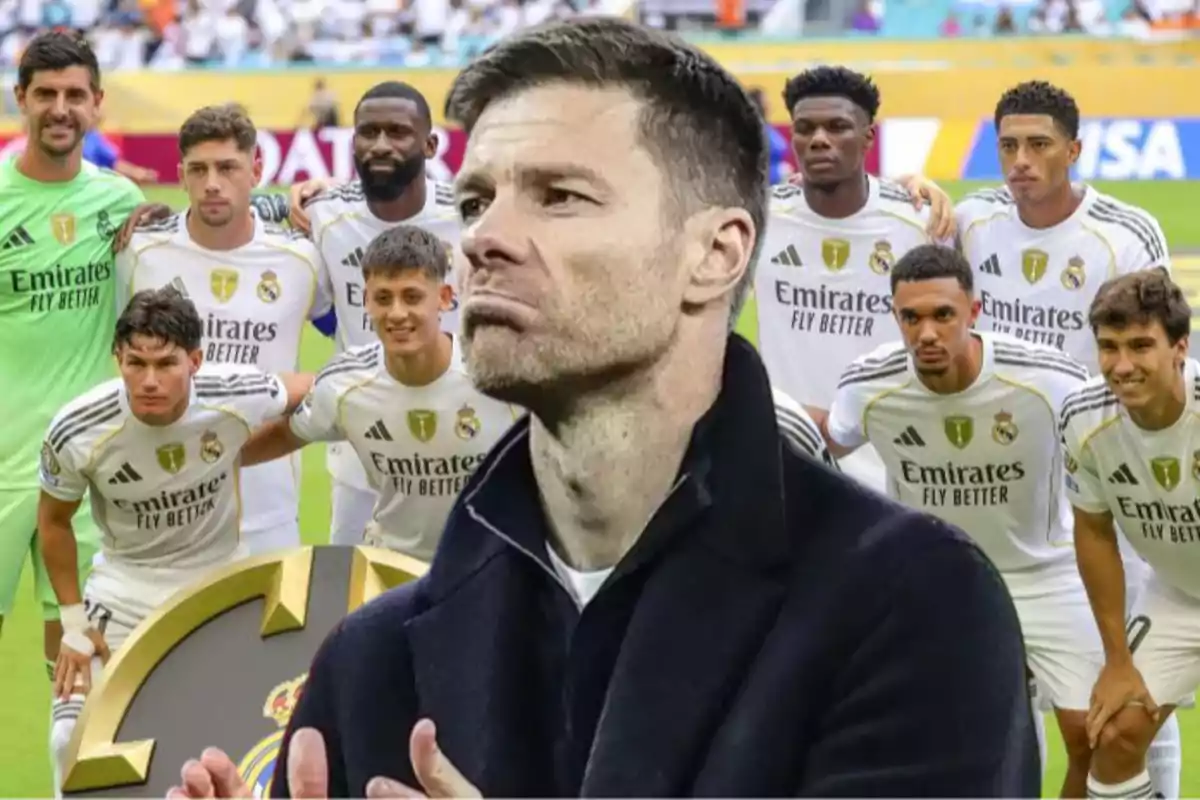 Un entrenador de fútbol aparece en primer plano con gesto serio mientras al fondo se ve a un equipo de jugadores del Real Madrid posando en el campo antes de un partido