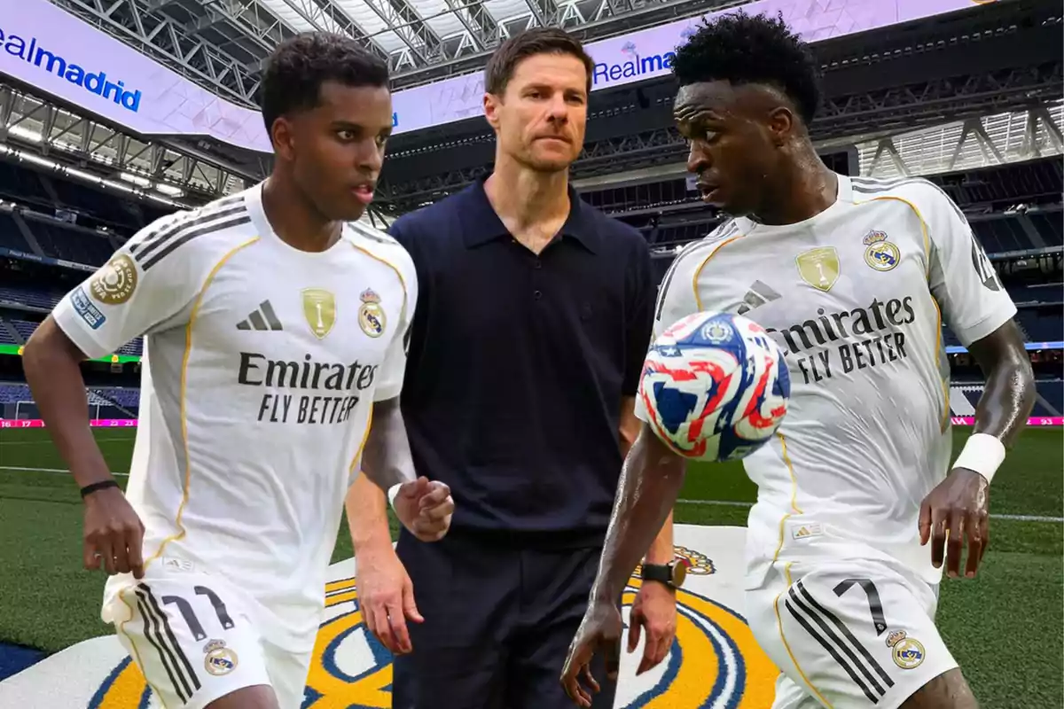 Tres personas en el estadio Santiago Bernabéu, dos futbolistas del Real Madrid con uniforme blanco y un hombre de camiseta oscura en el centro