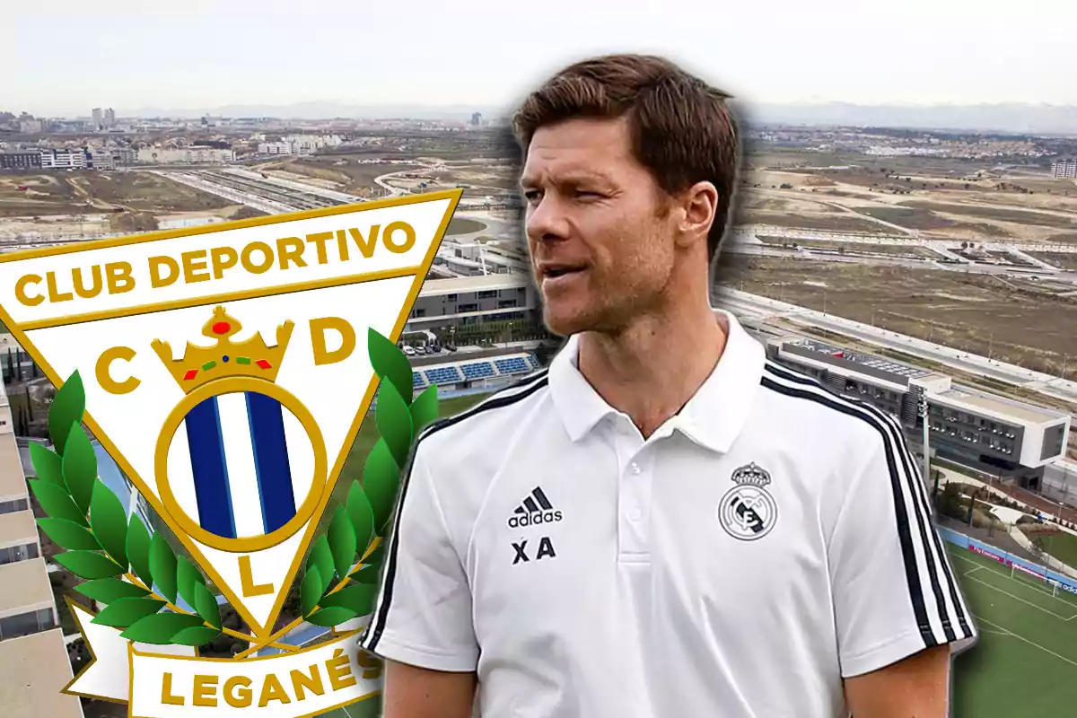 Entrenador con camiseta de Real Madrid junto al escudo del Club Deportivo Leganés y un campo de fútbol de fondo