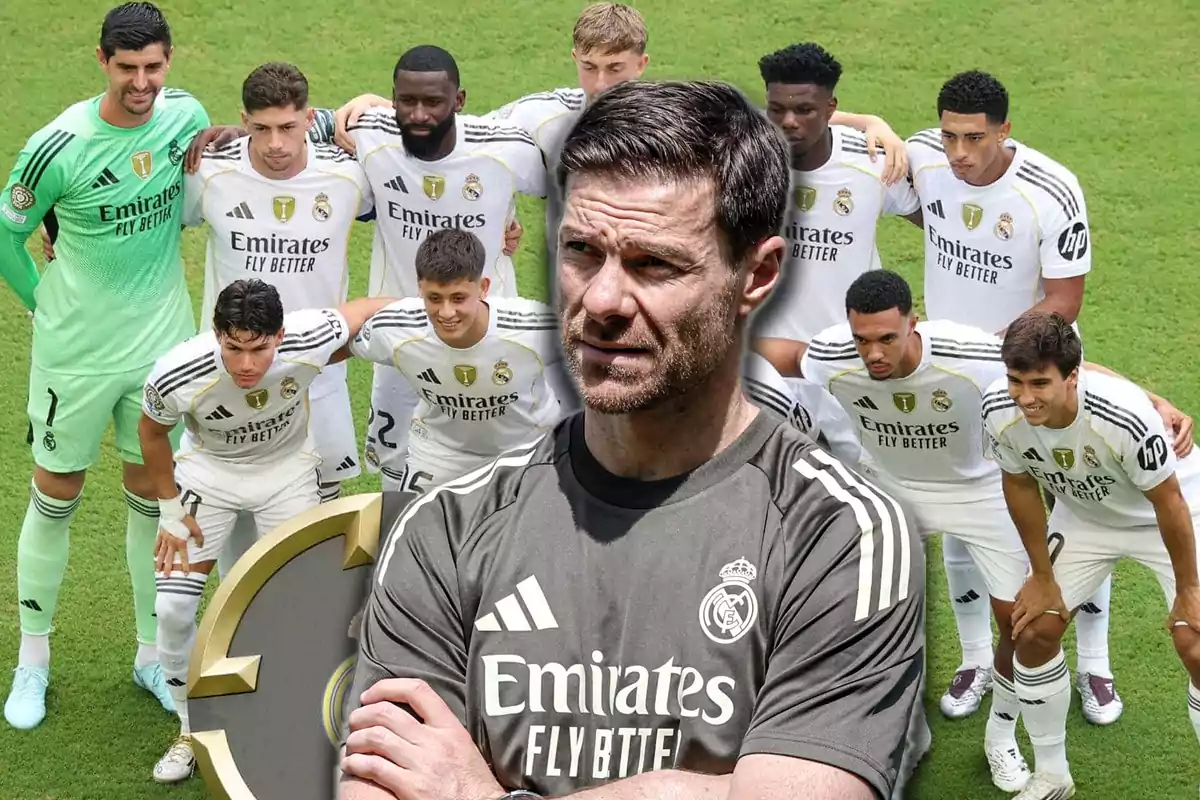 Entrenador del Real Madrid al frente con el equipo titular posando en el campo de fútbol