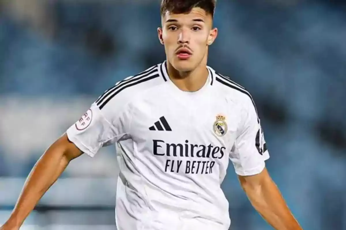 Jugador de fútbol con uniforme blanco del Real Madrid en acción durante un partido Jugador de fútbol con uniforme blanco del Real Madrid en acción durante un partido