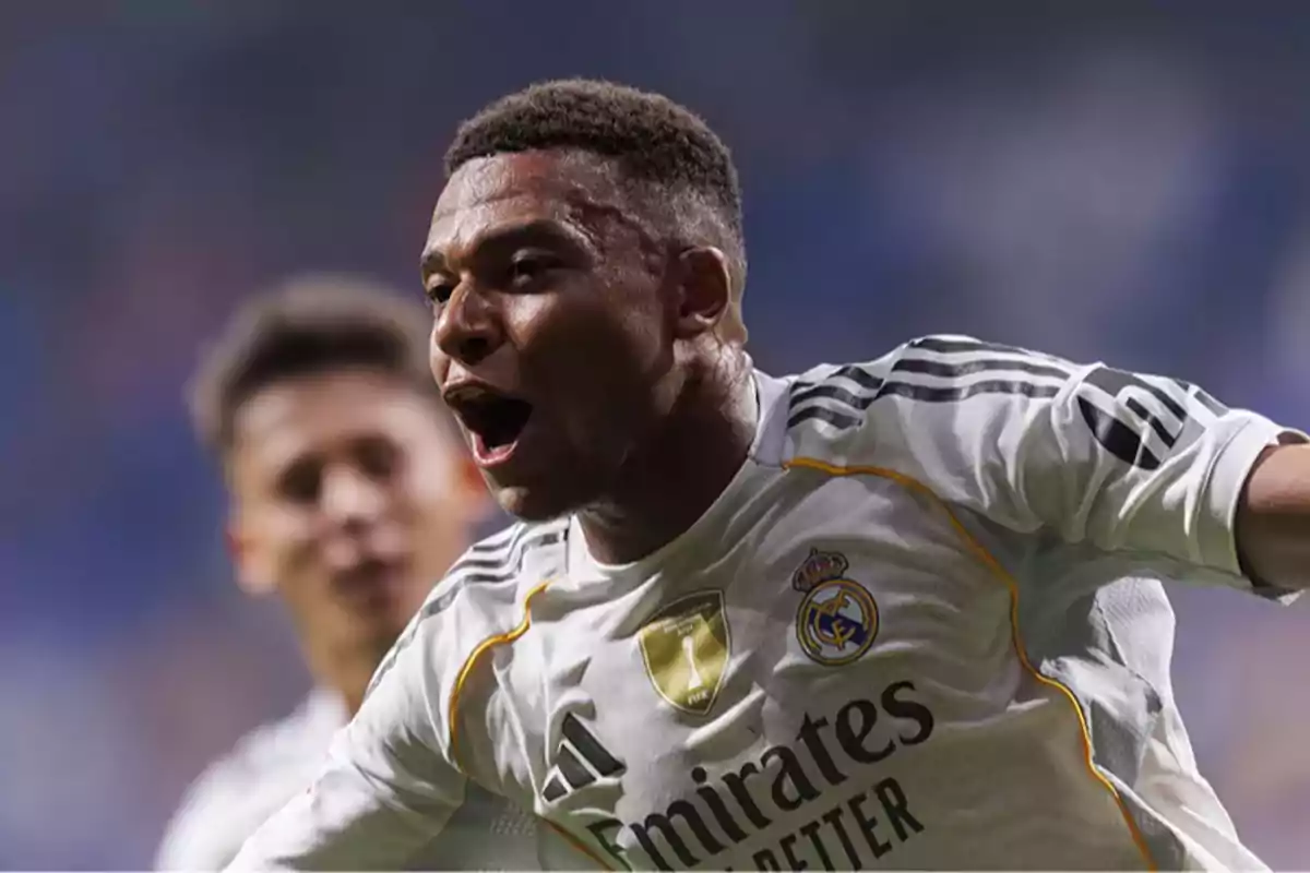 Futbolista del Real Madrid celebrando un gol con expresión de emoción en el rostro durante un partido Futbolista del Real Madrid celebrando un gol con expresión de emoción en el rostro durante un partido
