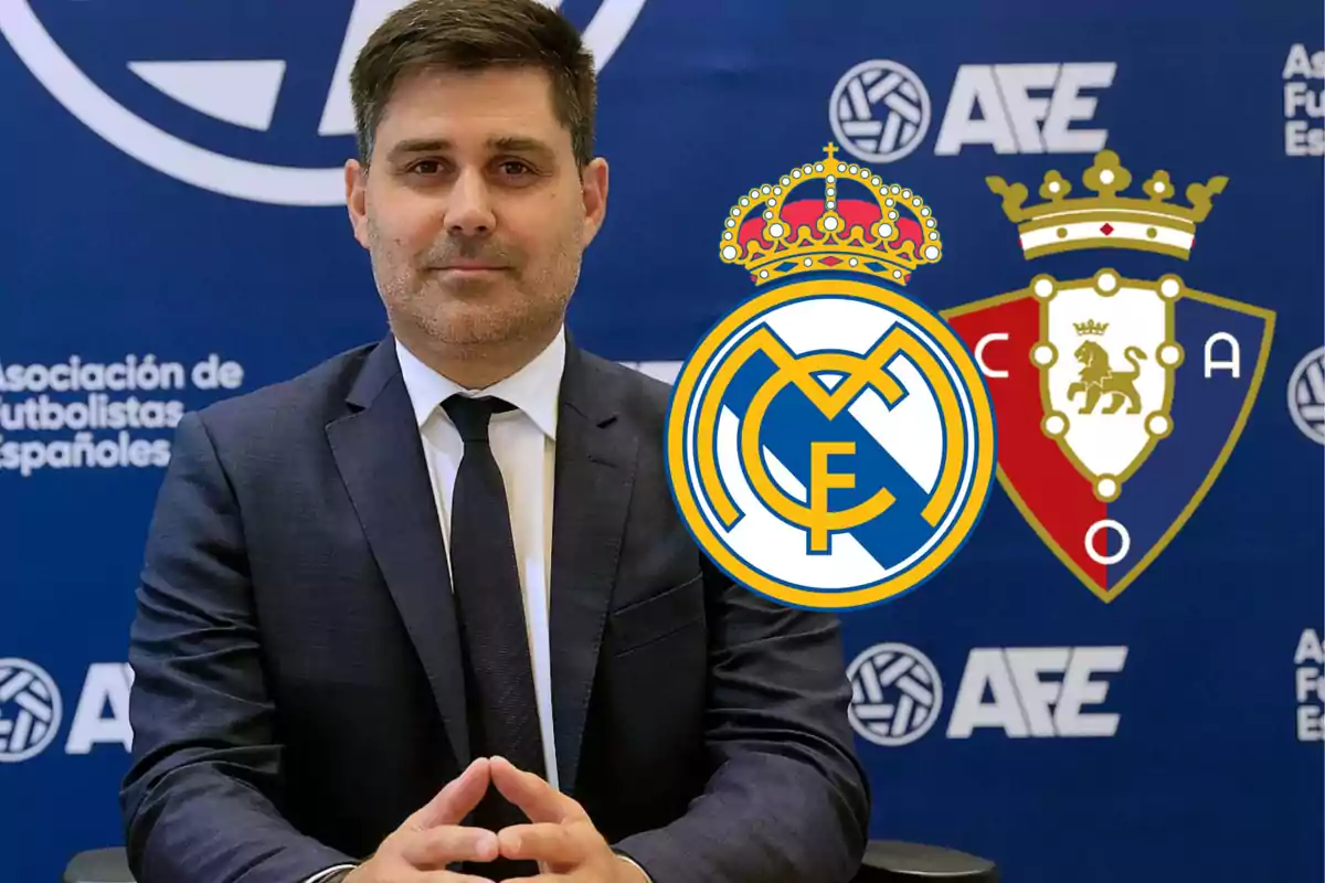 Hombre con traje sentado frente a un fondo azul de la Asociación de Futbolistas Españoles con los escudos de Real Madrid y Osasuna superpuestos