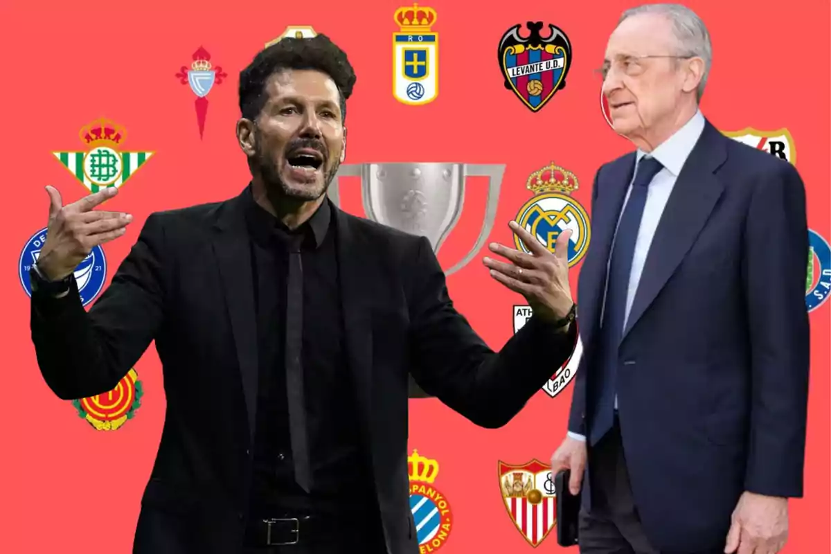 Dos hombres con traje en primer plano, uno gesticulando y el otro observando, con escudos de equipos de fútbol españoles y un trofeo al fondo sobre un fondo rojo