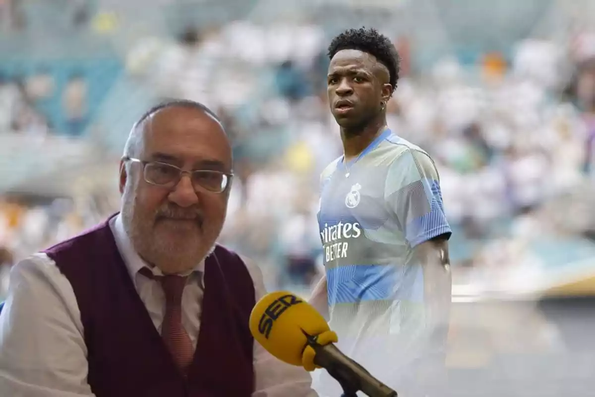 A man with glasses and a beard is holding a yellow microphone while, in the background, a player wearing the Real Madrid uniform appears in a stadium.
