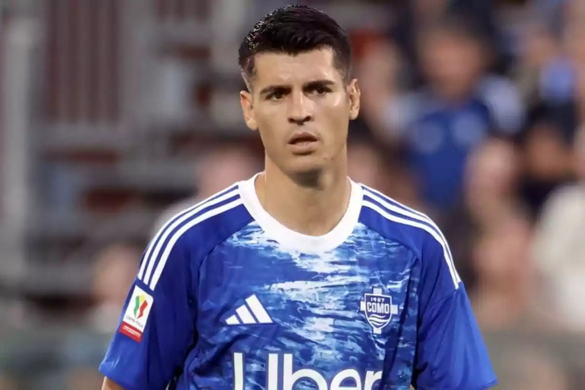 Futbolista con camiseta azul del club Como durante un partido Futbolista con camiseta azul del club Como durante un partido
