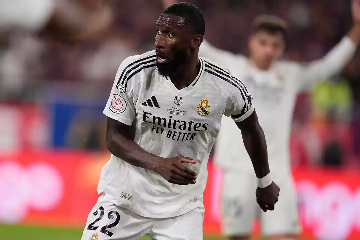 Futbolista del Real Madrid con uniforme blanco en pleno partido mirando hacia un costado Futbolista del Real Madrid con uniforme blanco en pleno partido mirando hacia un costado
