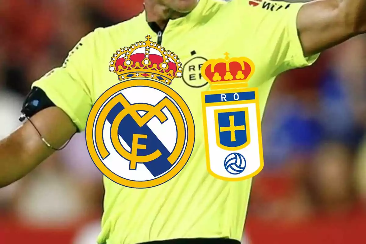 Un árbitro de fútbol con los escudos de Real Madrid y Real Oviedo editados sobre su camiseta amarilla