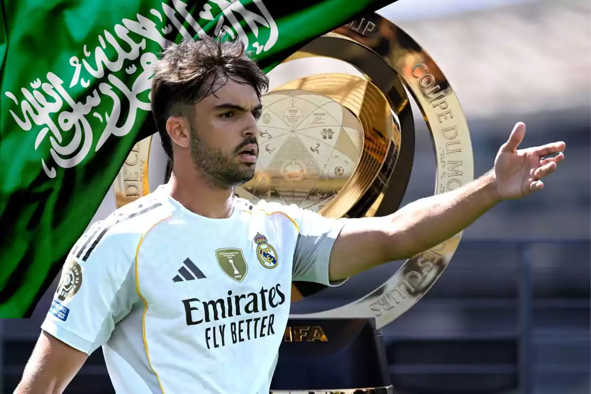 Futbolista del Real Madrid con uniforme blanco gesticulando con el brazo extendido frente a un trofeo dorado y una bandera verde de Arabia Saudita de fondo