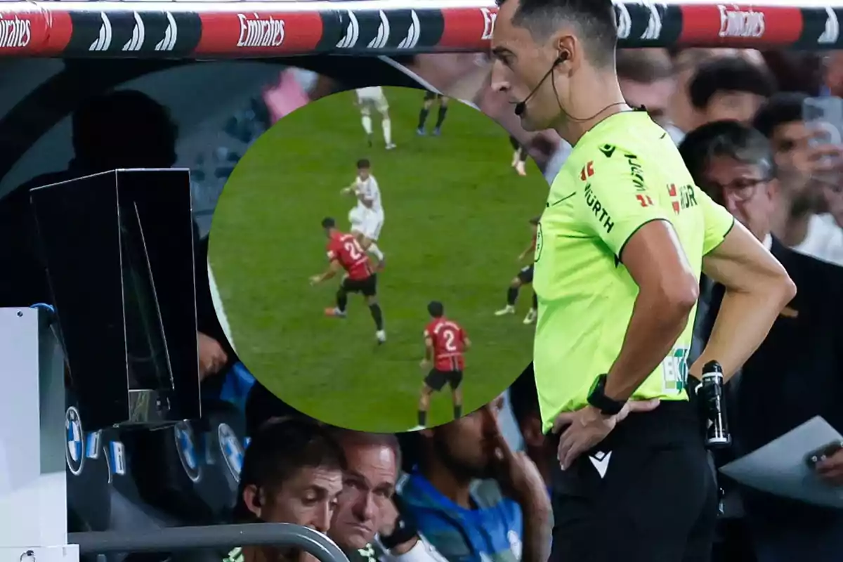 Árbitro de fútbol revisando una jugada en el monitor del VAR durante un partido