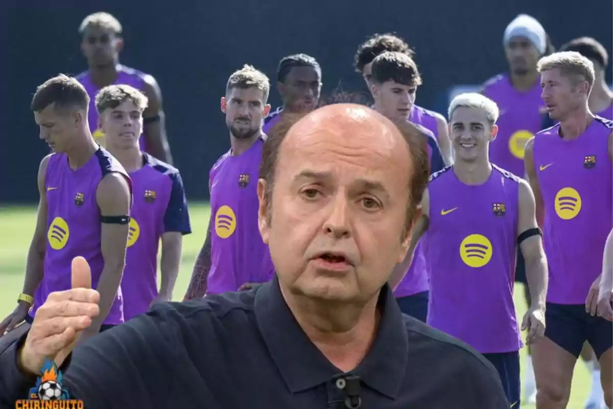 Un hombre en primer plano con gesto serio y al fondo varios jugadores del Barcelona con uniforme de entrenamiento color morado