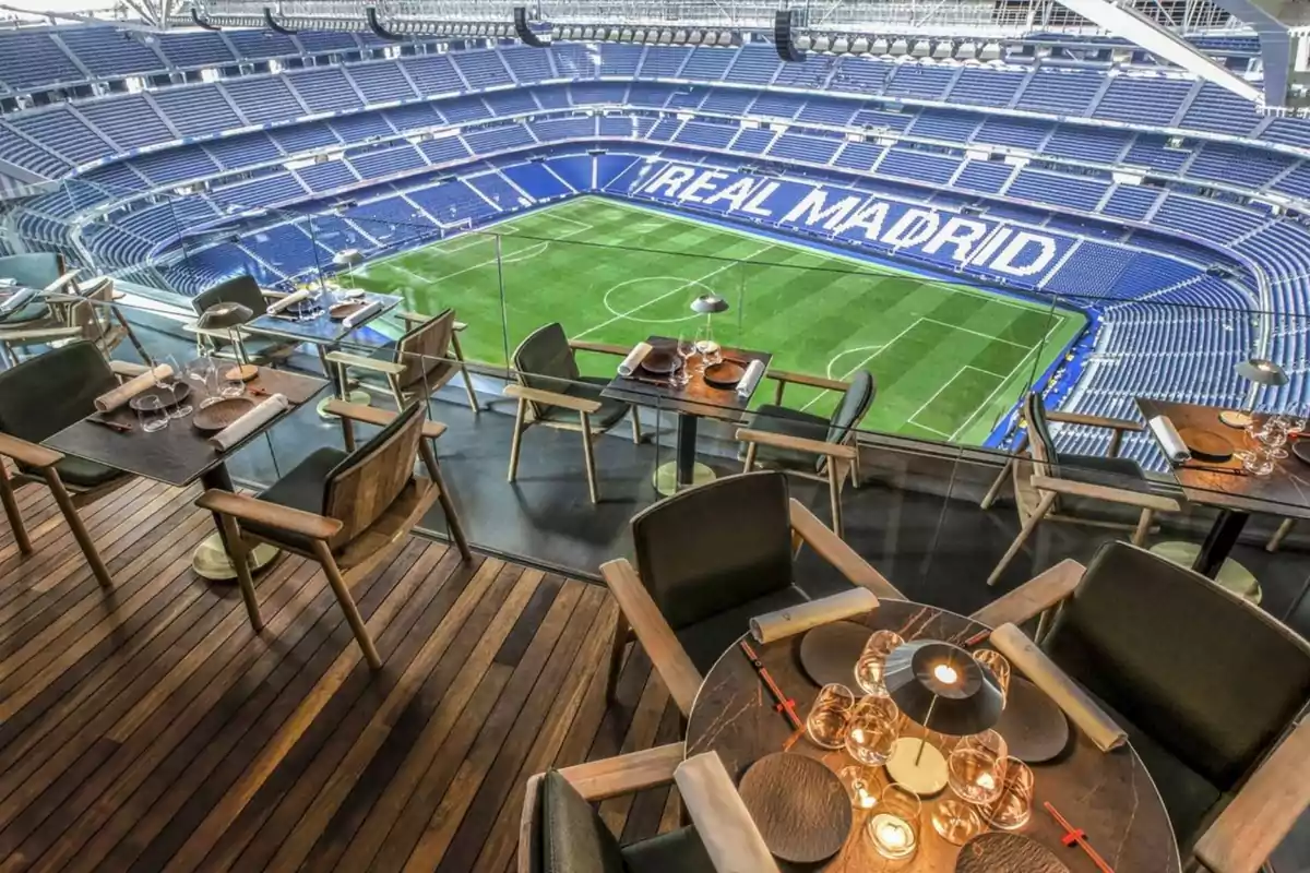 Restaurante elegante con vista panorámica al estadio de fútbol del Real Madrid