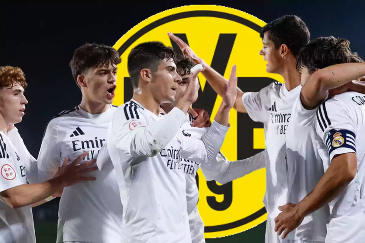 Jugadores del Real Madrid celebran juntos con el logo del Borussia Dortmund de fondo