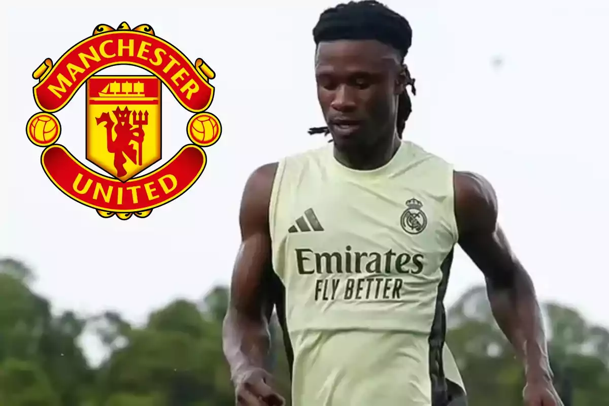 Futbolista del Real Madrid entrenando con el escudo del Manchester United al fondo