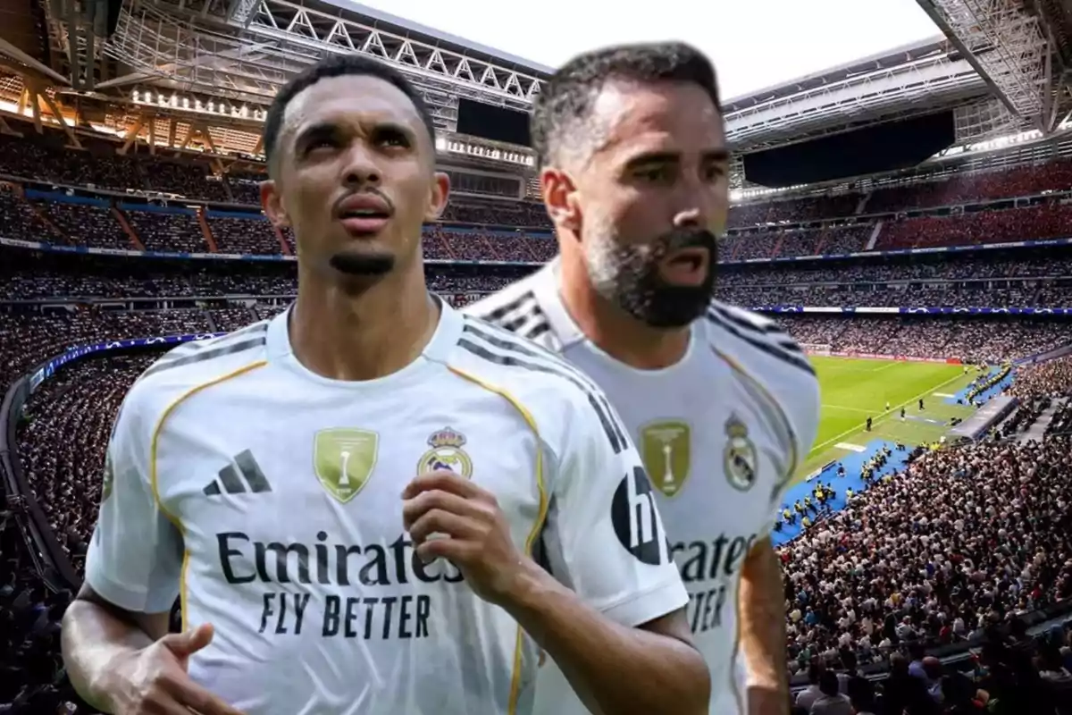 Dos futbolistas del Real Madrid con uniforme blanco en un estadio lleno de aficionados