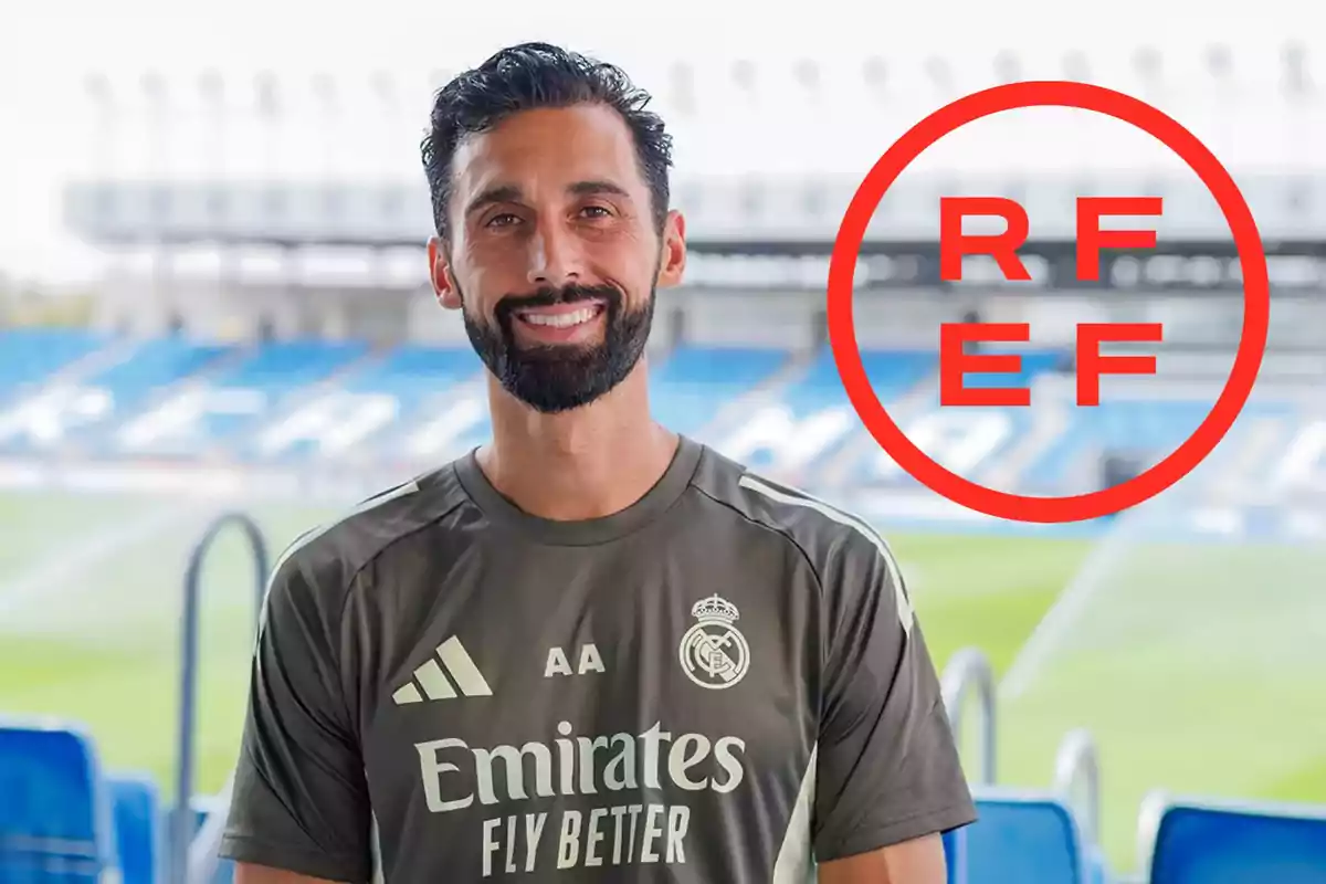 Hombre con camiseta de entrenamiento del Real Madrid sonriendo en un estadio con el logo de la RFEF a la derecha