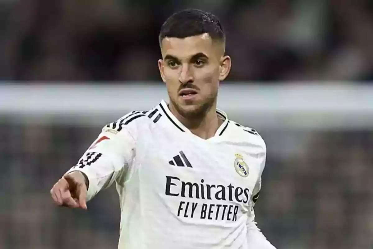 Futbolista con uniforme blanco del Real Madrid señalando con el dedo durante un partido Futbolista con uniforme blanco del Real Madrid señalando con el dedo durante un partido