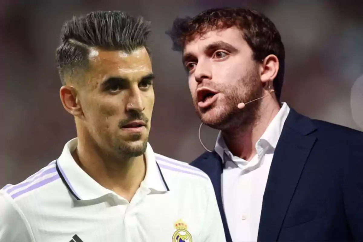 Un futbolista con uniforme blanco junto a un hombre con micrófono de diadema y saco oscuro