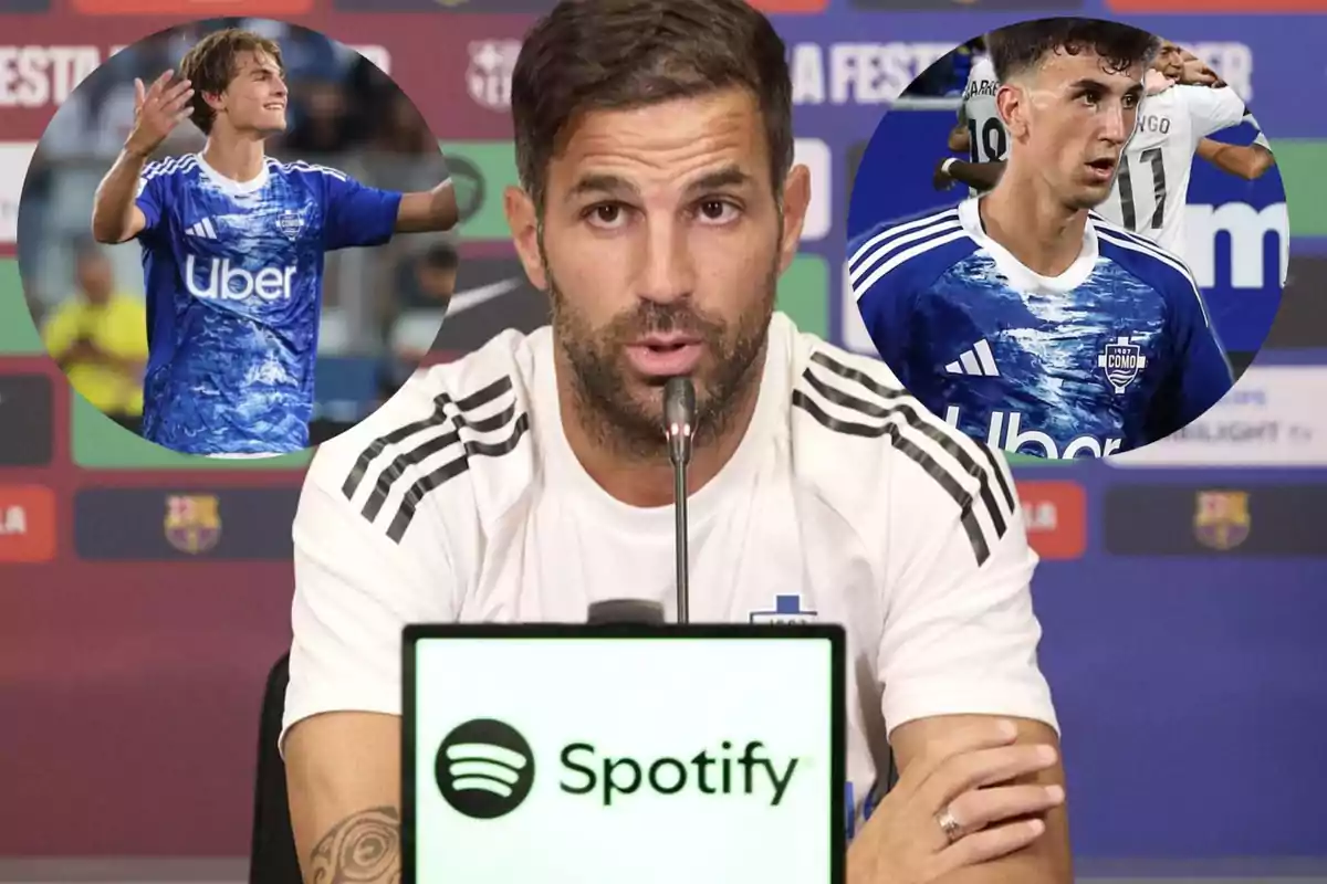 Un entrenador de fútbol da una conferencia de prensa con el logo de Spotify en el micrófono y dos jugadores con uniforme azul aparecen en círculos a los lados