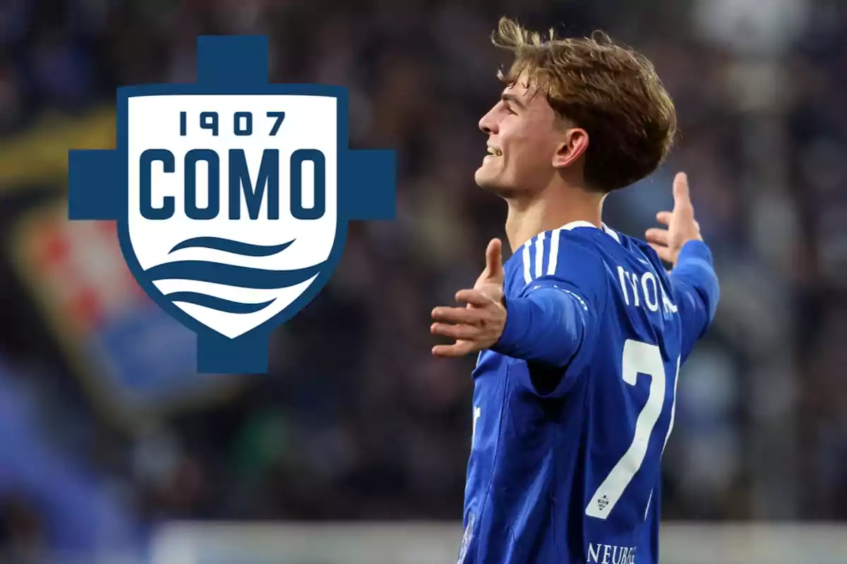 Soccer player celebrating with arms wide open next to the Como 1907 club crest
