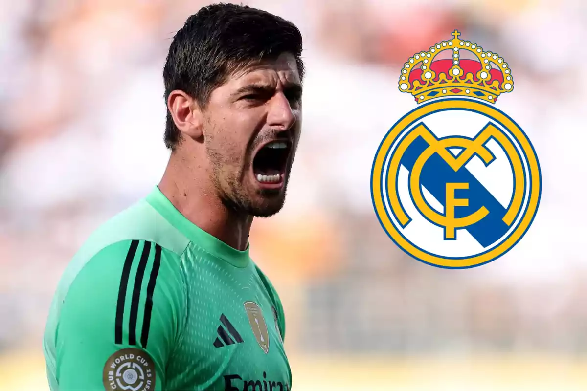 Portero del Real Madrid con uniforme verde gritando y el escudo del club a su lado