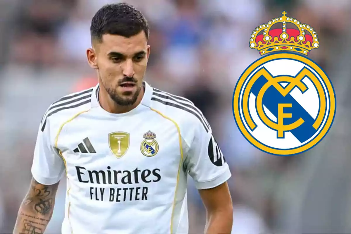 Futbolista con uniforme blanco del Real Madrid junto al escudo del club