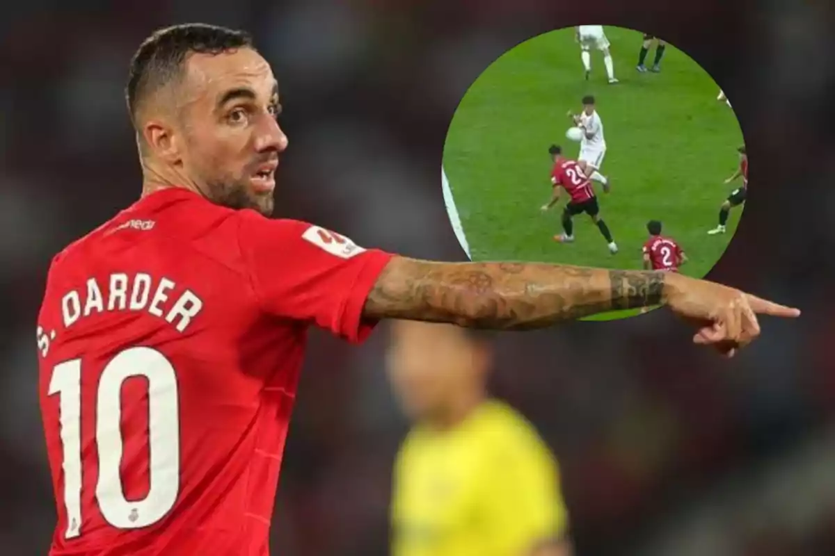 Futbolista con camiseta roja y el número 10 señalando con el brazo extendido mientras en un círculo se muestra una jugada en el campo con varios jugadores