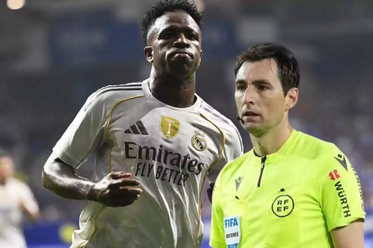 Jugador del Real Madrid junto a un árbitro en un partido de fútbol