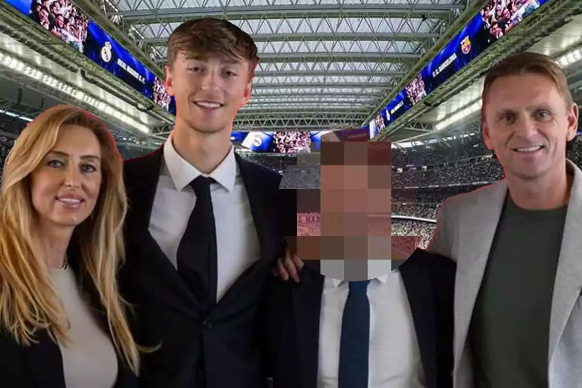 Cuatro personas posan en un estadio de fútbol, una de ellas tiene el rostro pixelado y las otras tres sonríen a la cámara.