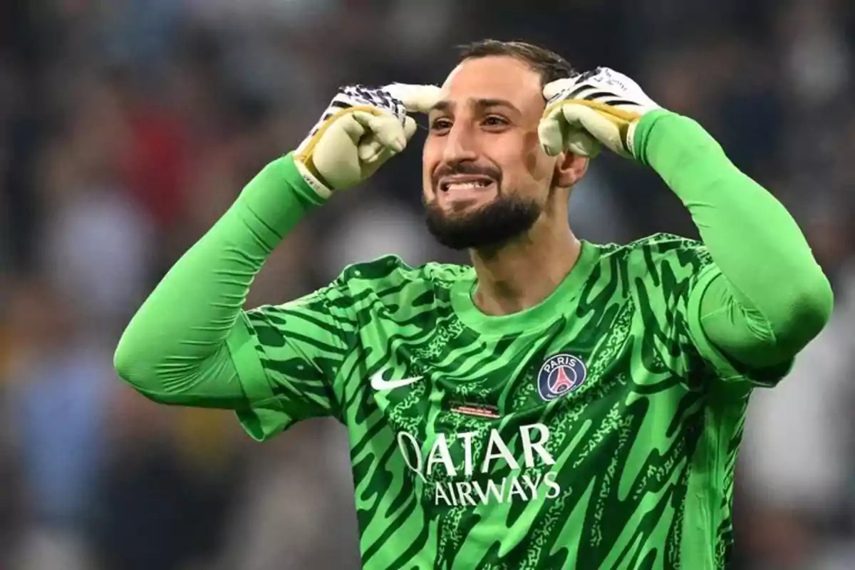 Portero del PSG con uniforme verde haciendo un gesto con las manos en la cabeza y sonriendo en un estadio Portero del PSG con uniforme verde haciendo un gesto con las manos en la cabeza y sonriendo en un estadio