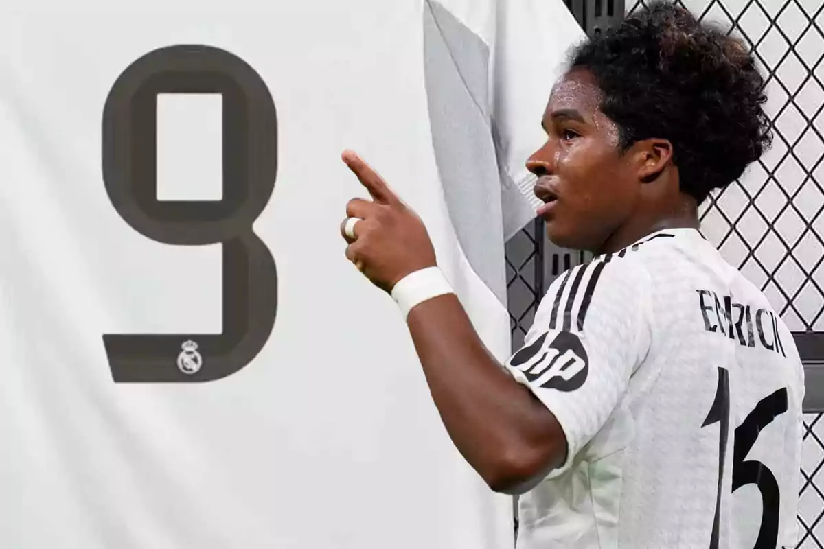 Un futbolista con la camiseta blanca del Real Madrid señala el número 9 en un vestuario