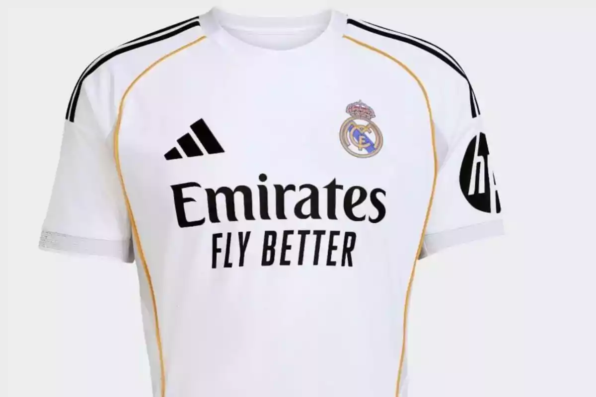 Camiseta blanca del Real Madrid con detalles en dorado y negro, patrocinio de Emirates y logo de Adidas Camiseta blanca del Real Madrid con detalles en dorado y negro, patrocinio de Emirates y logo de Adidas