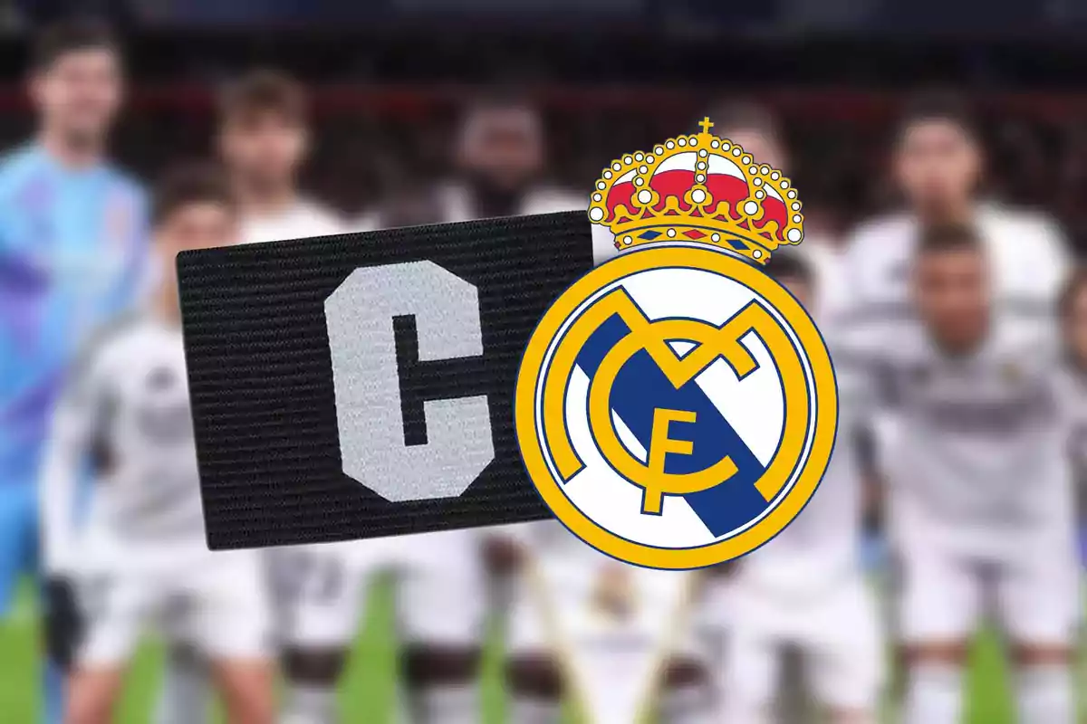 Brazalete de capitán junto al escudo del Real Madrid con jugadores desenfocados al fondo