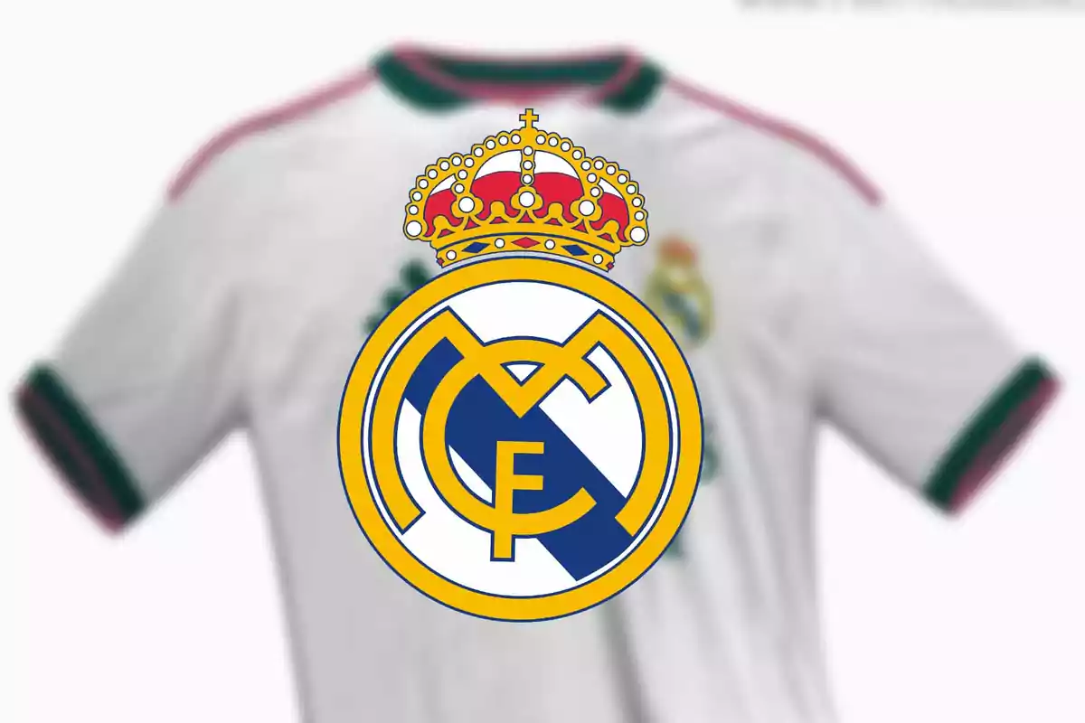 Camiseta blanca de fútbol con detalles en verde y rosa y el escudo del Real Madrid en el centro