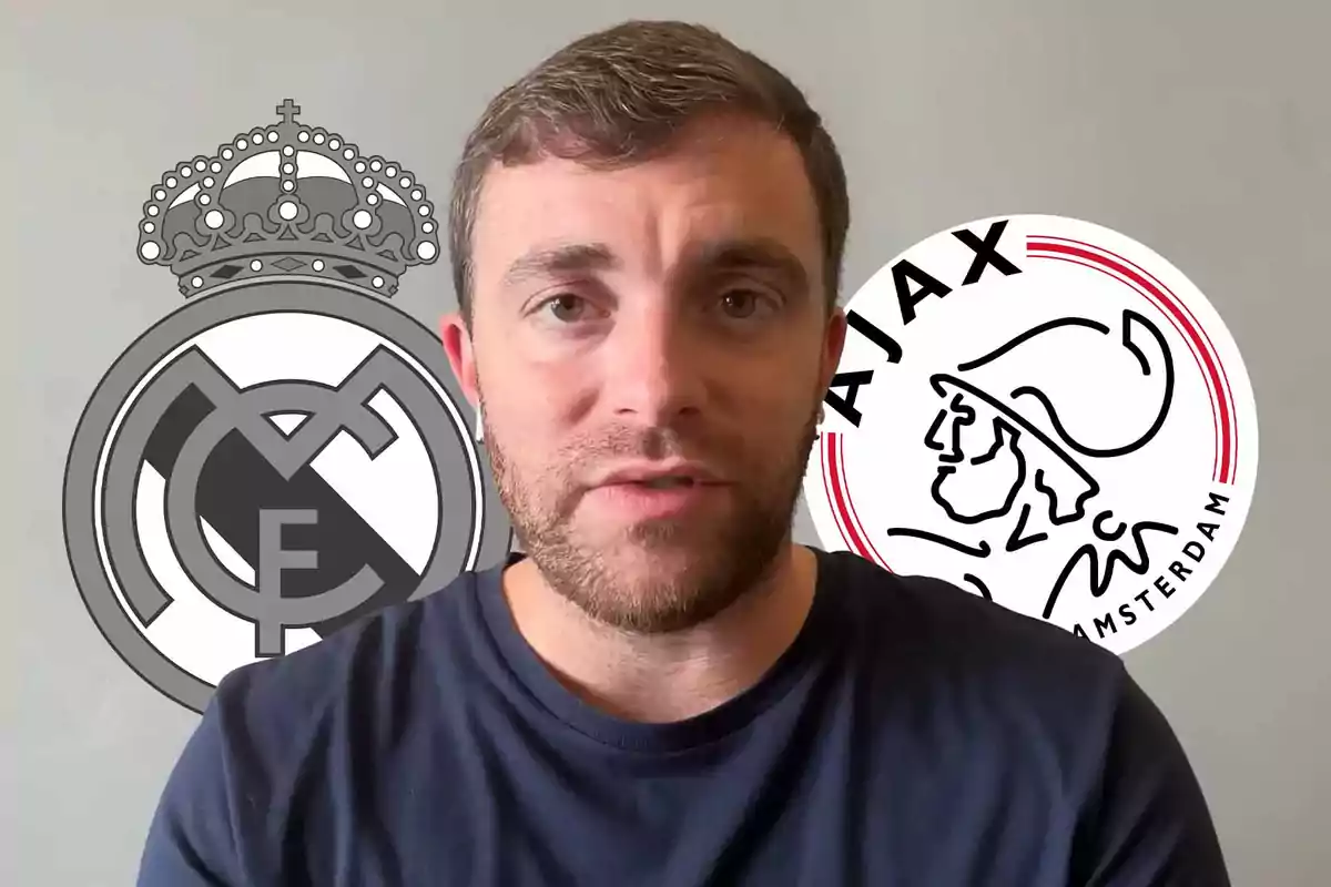 Hombre de barba corta y camiseta azul frente a los escudos de Real Madrid y Ajax